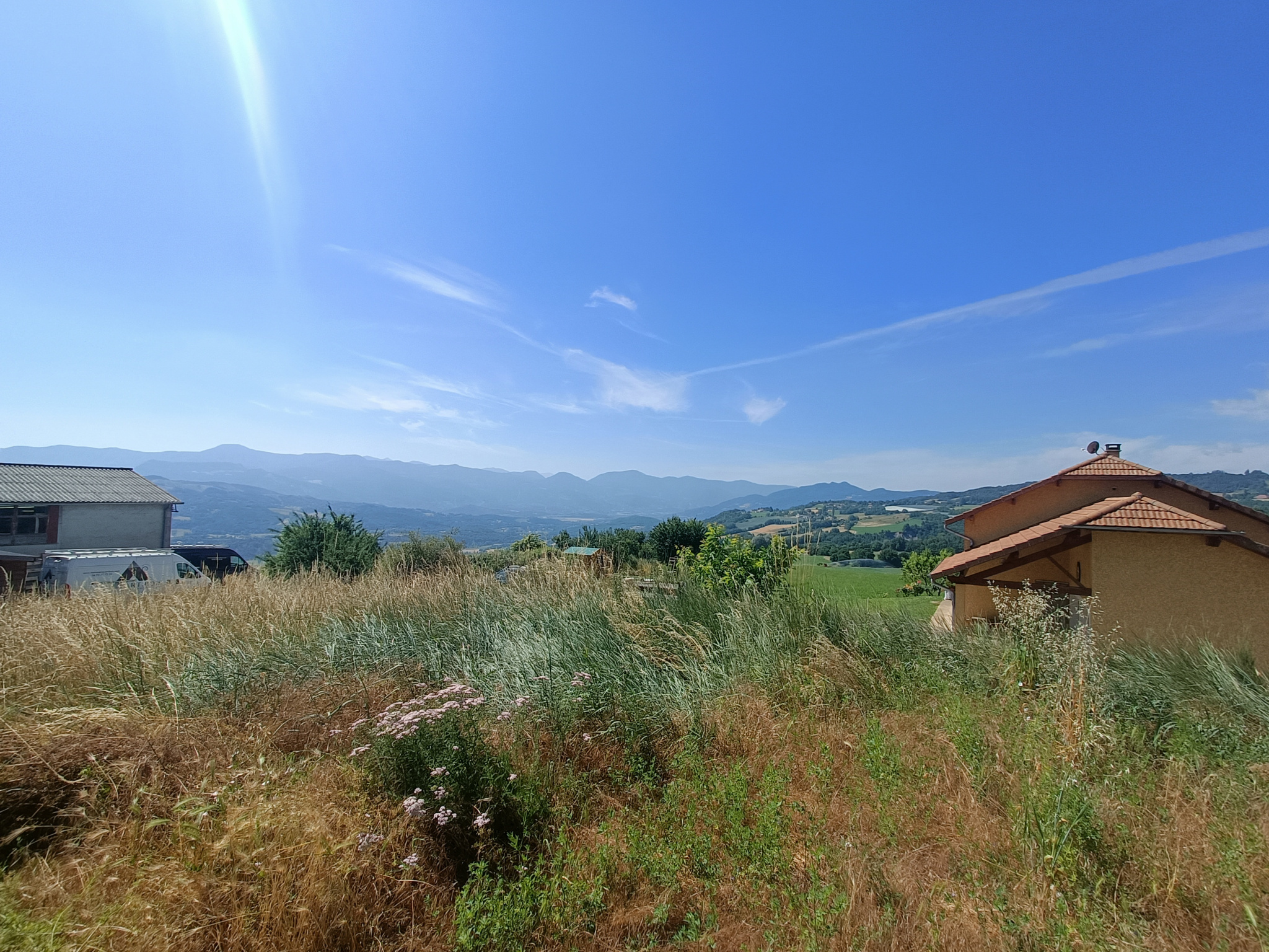 Terrain constructible avec vue sur la commune de pelleautier